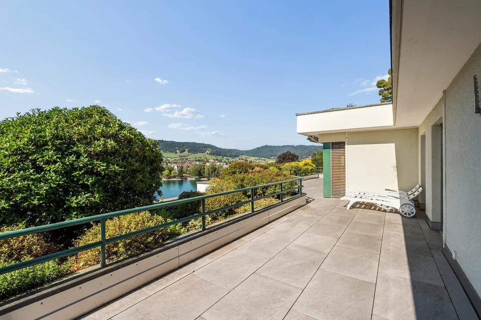 Un foyer avec vue, terrasse spacieuse & vue sur le lac d'Ägeri – photo 4 sur 11