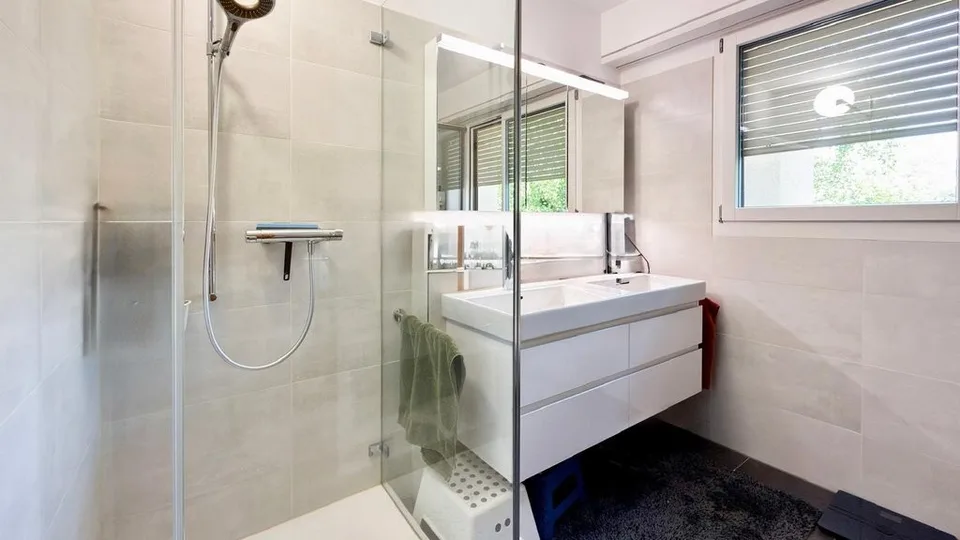 6.5-Zimmer-Maisonettewohnung mit Cheminée und zwei Balkonen in Riehen