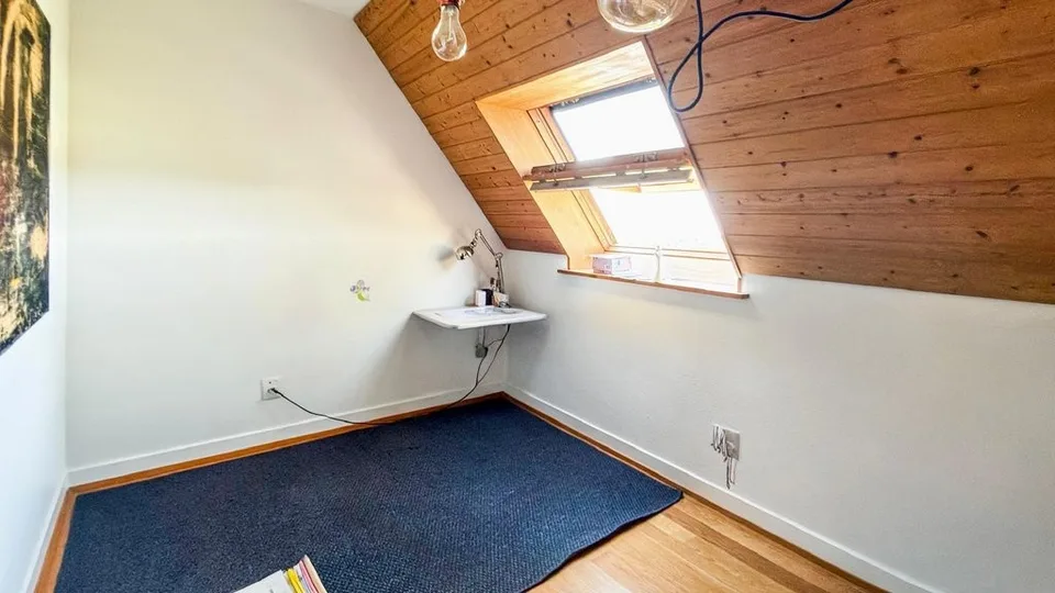 6.5-Zimmer-Maisonettewohnung mit Cheminée und zwei Balkonen in Riehen