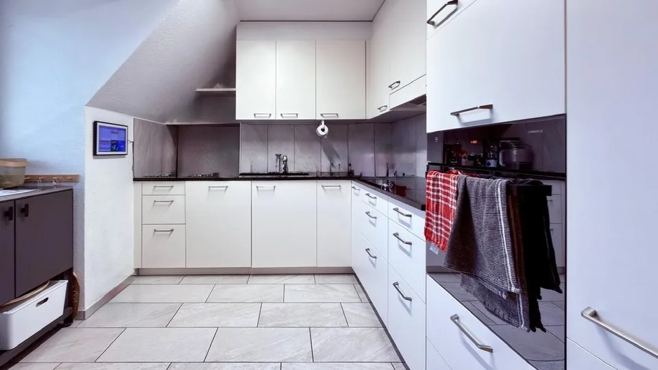 6.5-Zimmer-Maisonettewohnung mit Cheminée und zwei Balkonen in Riehen