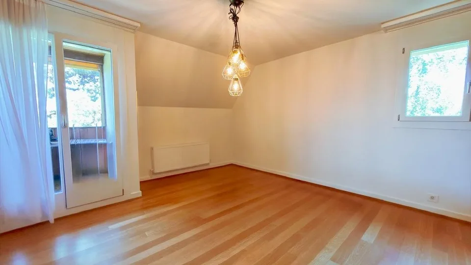 6.5-Zimmer-Maisonettewohnung mit Cheminée und zwei Balkonen in Riehen