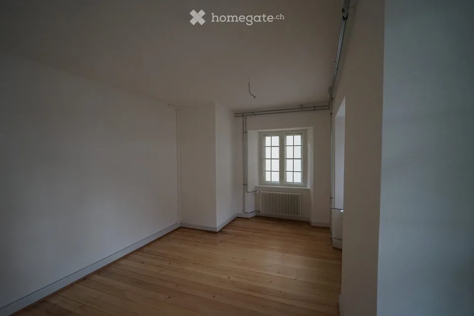Incantevole appartamento di 3 locali in un edificio storico con balcone a Eptingen