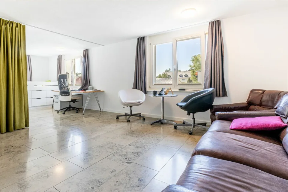 Geräumige 4.5-Zimmerwohnung mit Balkon, Gartensitzplatz und Hobbyraum – Foto 3 von 16