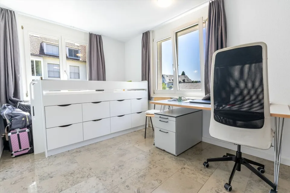 Geräumige 4.5-Zimmerwohnung mit Balkon, Gartensitzplatz und Hobbyraum – Foto 4 von 16