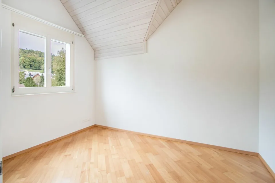 5.5-Zimmer-Dachmaisonettewohnung mit zwei Balkonen und einer Garagenbox – Foto 11 von 17