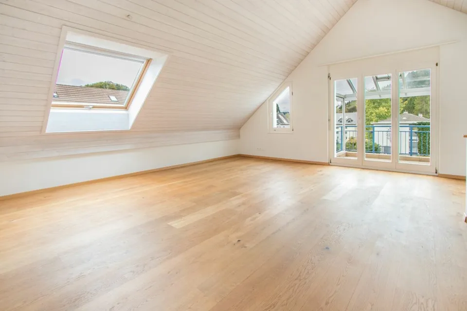 5.5-Zimmer-Dachmaisonettewohnung mit zwei Balkonen und einer Garagenbox – Foto 8 von 17