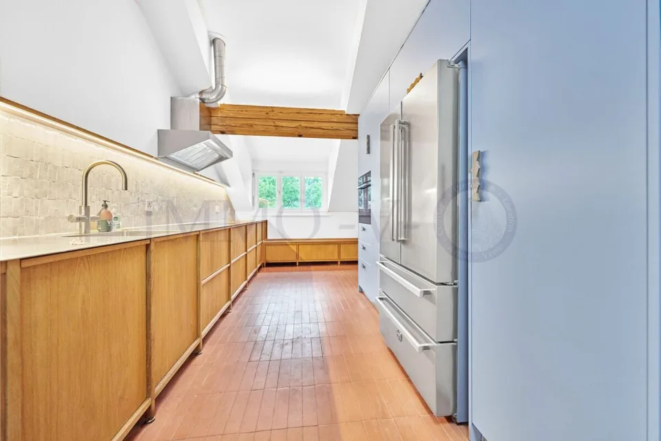 GERÄUMIGE RENOVIERTE PENTHOUSE MIT IDEALER LAGE