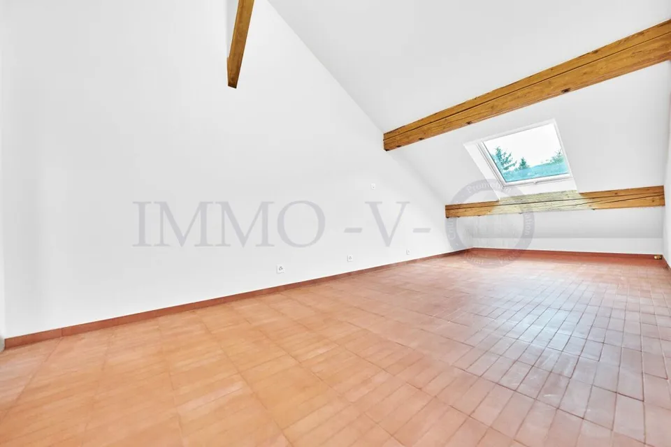 GERÄUMIGE RENOVIERTE PENTHOUSE MIT IDEALER LAGE
