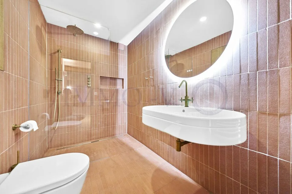 GERÄUMIGE RENOVIERTE PENTHOUSE MIT IDEALER LAGE