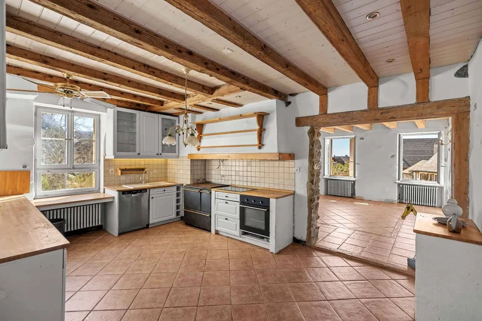 Maison à rénover avec vue sur le coeur du village – photo 4 sur 11