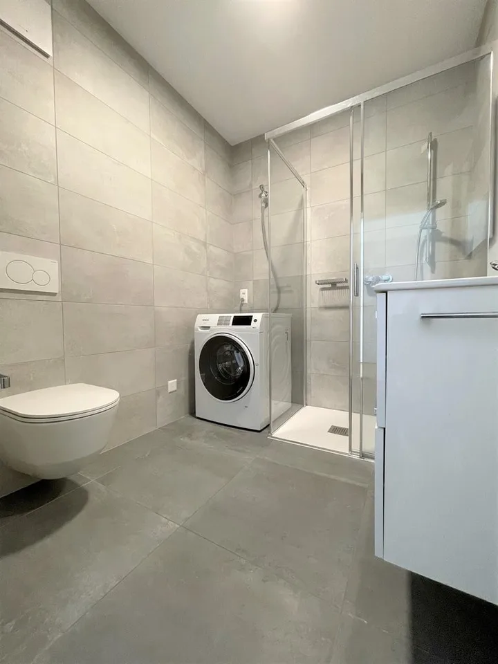Appartement moderne et lumineux de 3,5 pièces immergé dans le verdure à Pazzallo – photo 3 sur 12