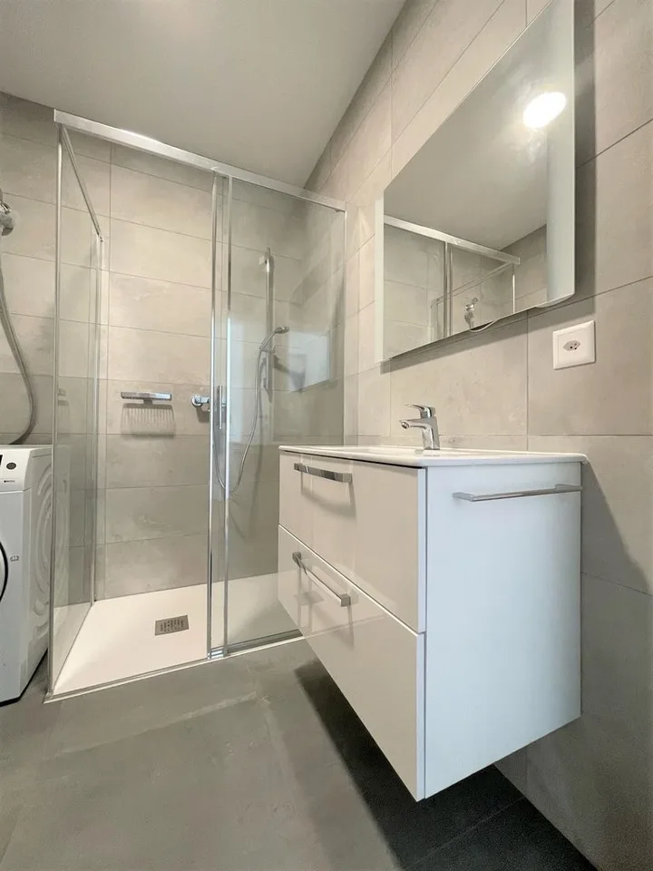 Appartement moderne et lumineux de 3,5 pièces immergé dans le verdure à Pazzallo – photo 4 sur 12