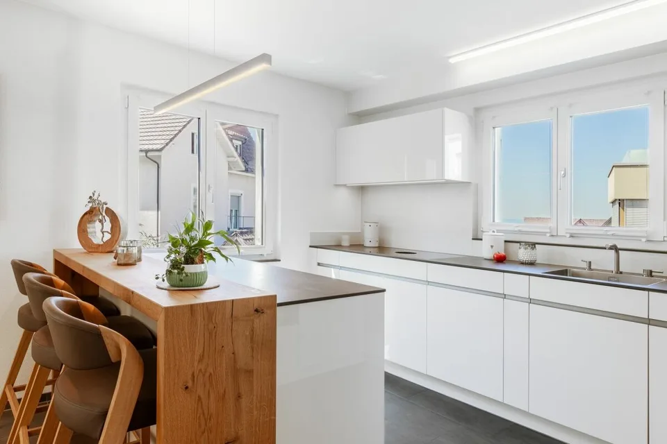 Versatile property with two high-quality residential units and lake view – photo 5 of 18
