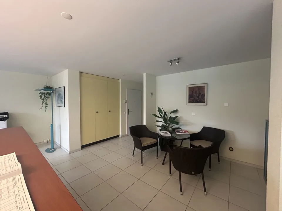 For rent: Superb professional premises with 3.5 rooms and parking