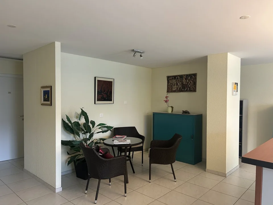 For rent: Superb professional premises with 3.5 rooms and parking