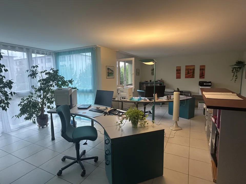 For rent: Superb professional premises with 3.5 rooms and parking