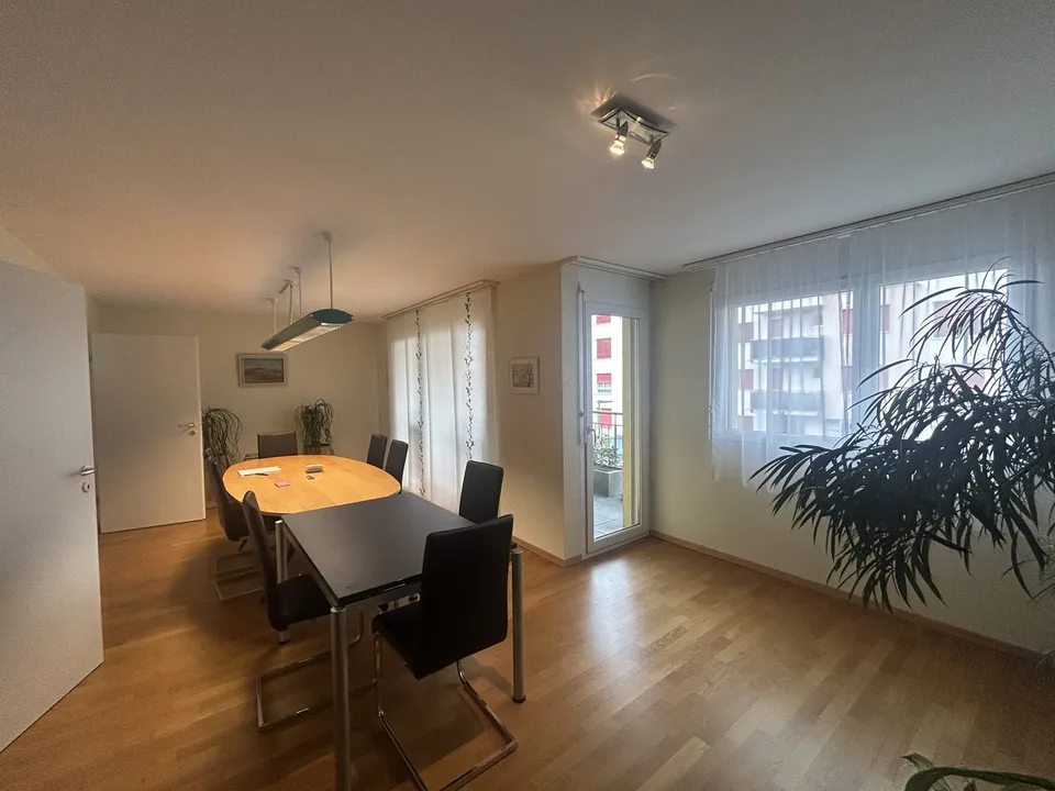 For rent: Superb professional premises with 3.5 rooms and parking