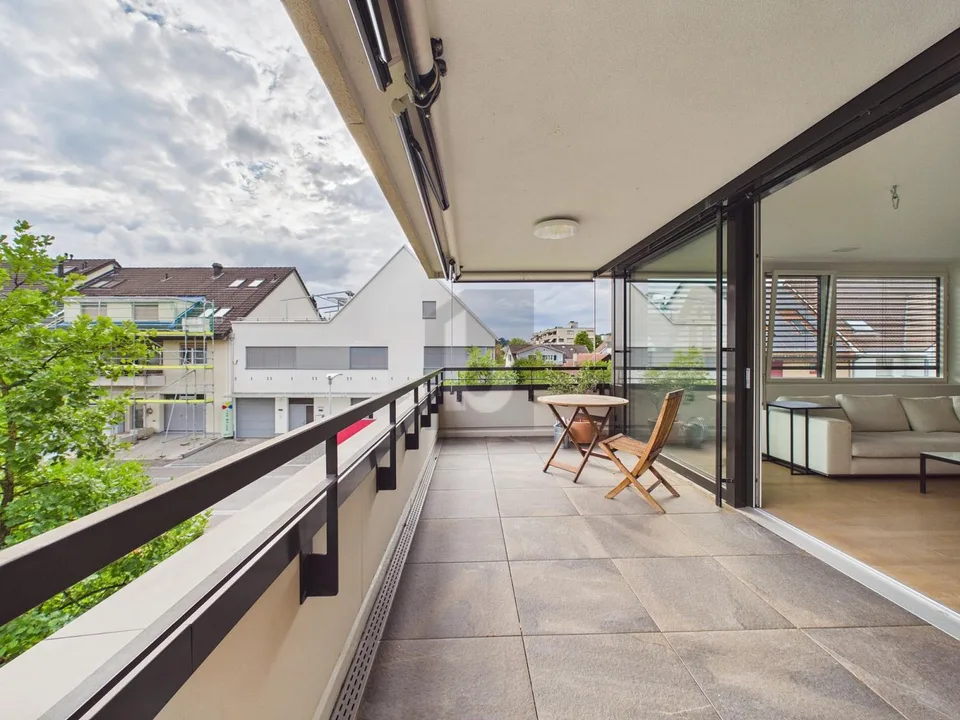 GEHOBENES WOHNAMBIENTE MIT GROSSER LOGGIA – Foto 1 von 17