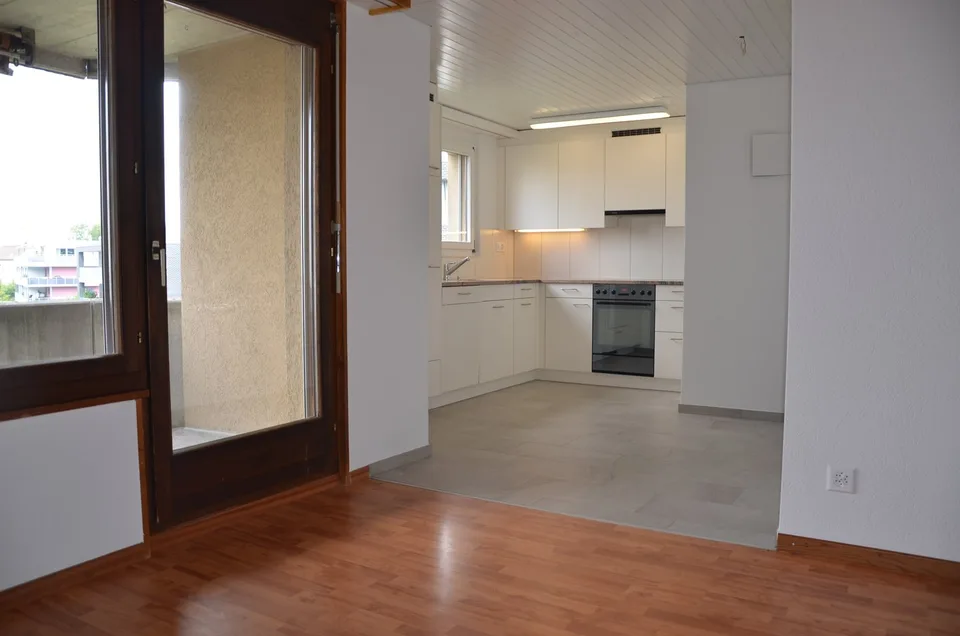Spacious 4.5-room apartment in central location with sunny balcony