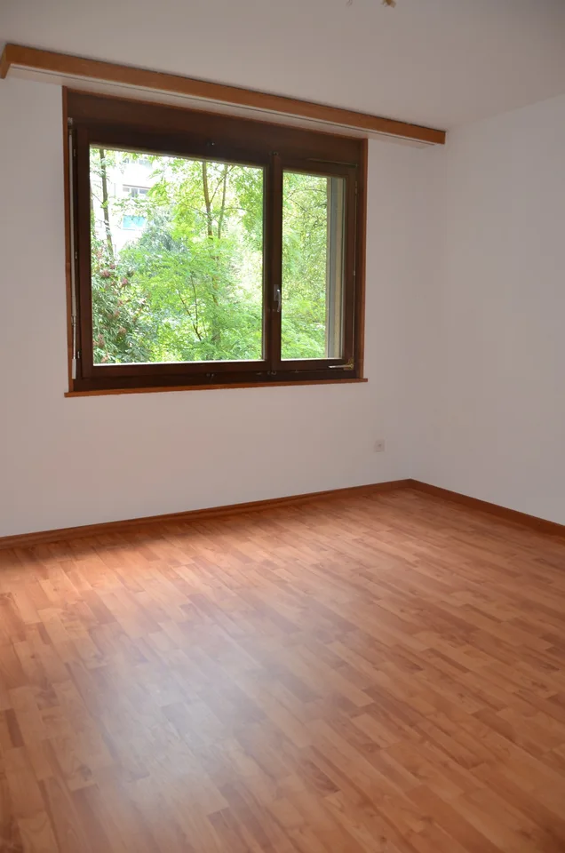 Spacious 4.5-room apartment in central location with sunny balcony