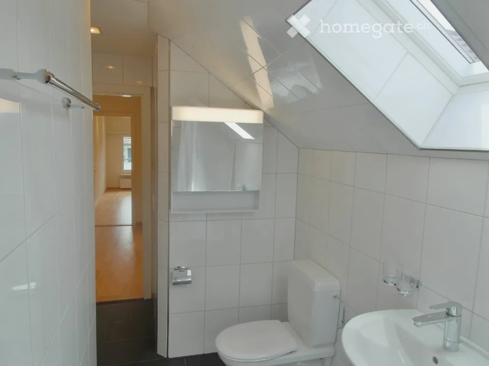 Delizioso appartamento di 2 locali in un edificio storico con balcone al 3° piano – Wald ZH