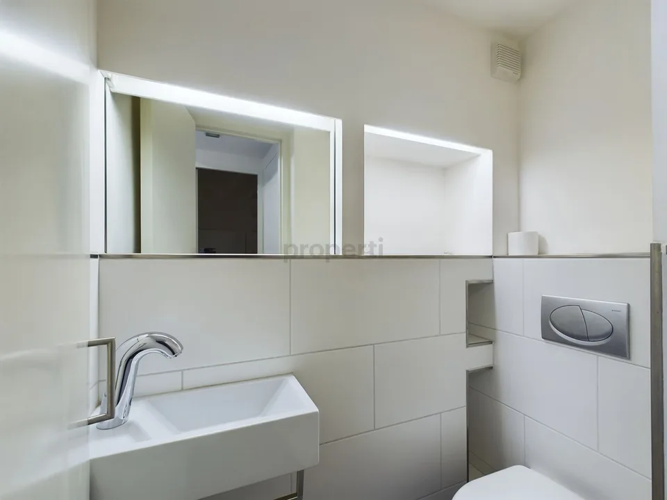 Soffitti alti, terrazza di 28 m² con vista sul centro storico del villaggio e ufficio separato al piano terra