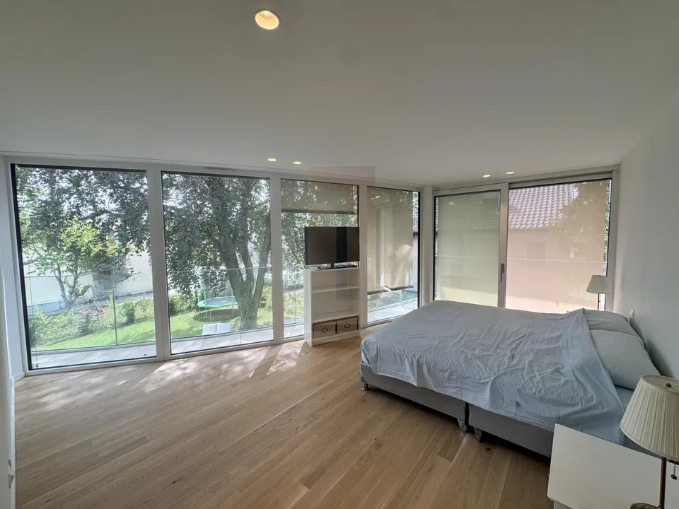 Schöne contemporary Villa mit Garten
