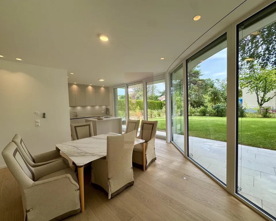 Schöne contemporary Villa mit Garten