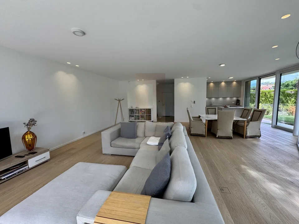 Schöne contemporary Villa mit Garten