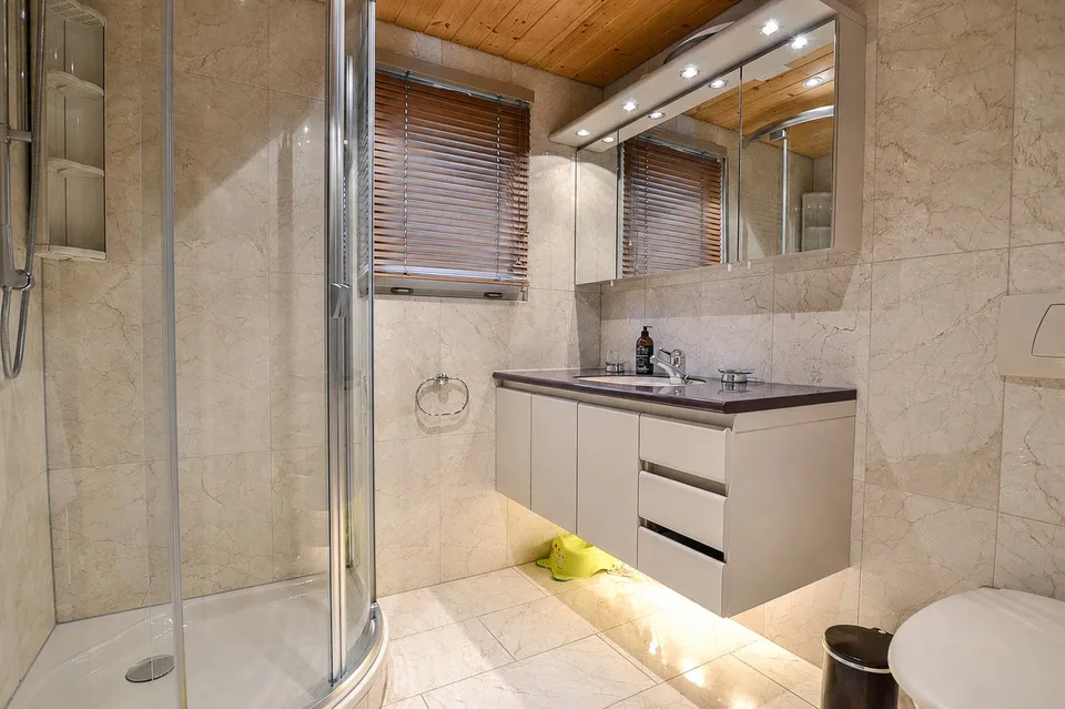 Chalet à Fiesch – Rêve de maison de 7,5 pièces avec panorama montagnard – photo 4 sur 10