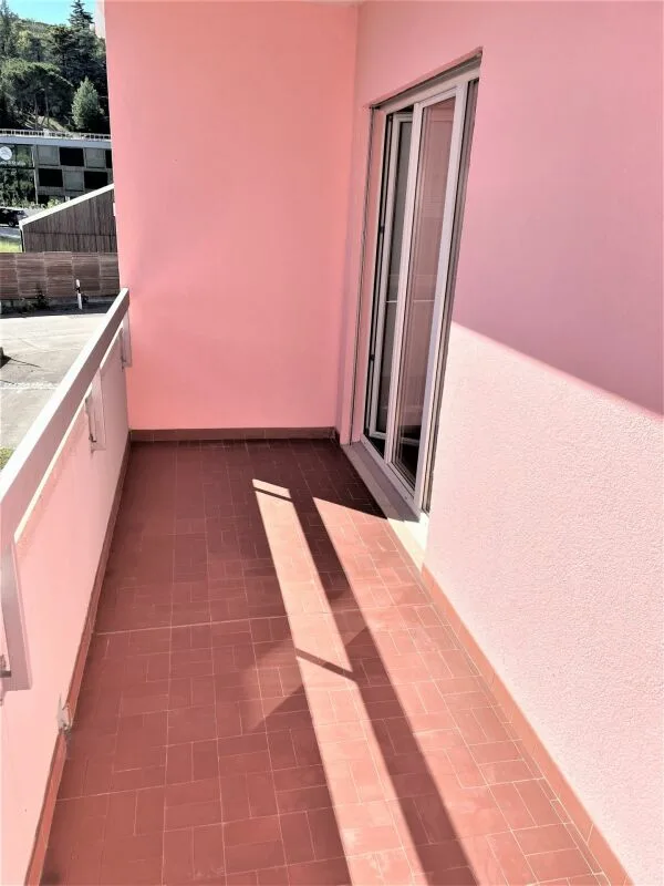 1,5 pièces avec balcon et cuisine séparée