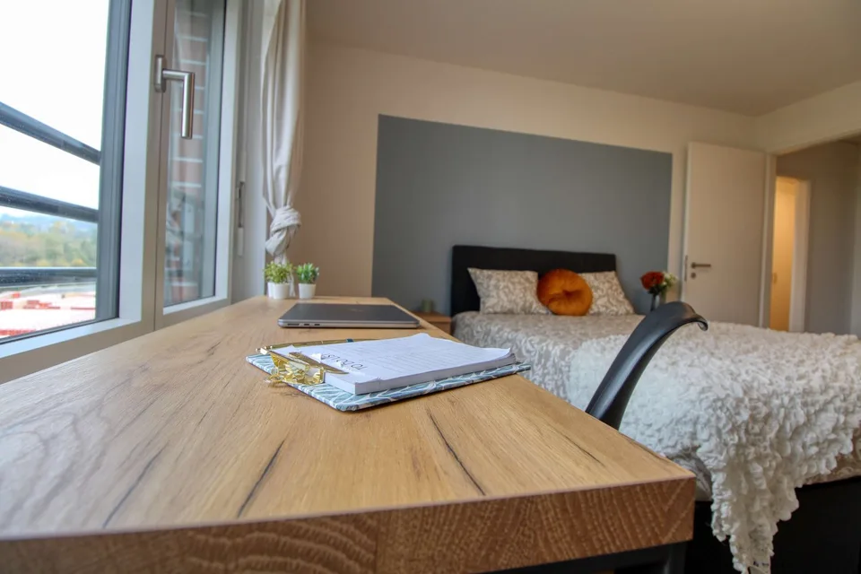 Appartement vivant spacieux à Crissier avec salle de bain privée en suite.