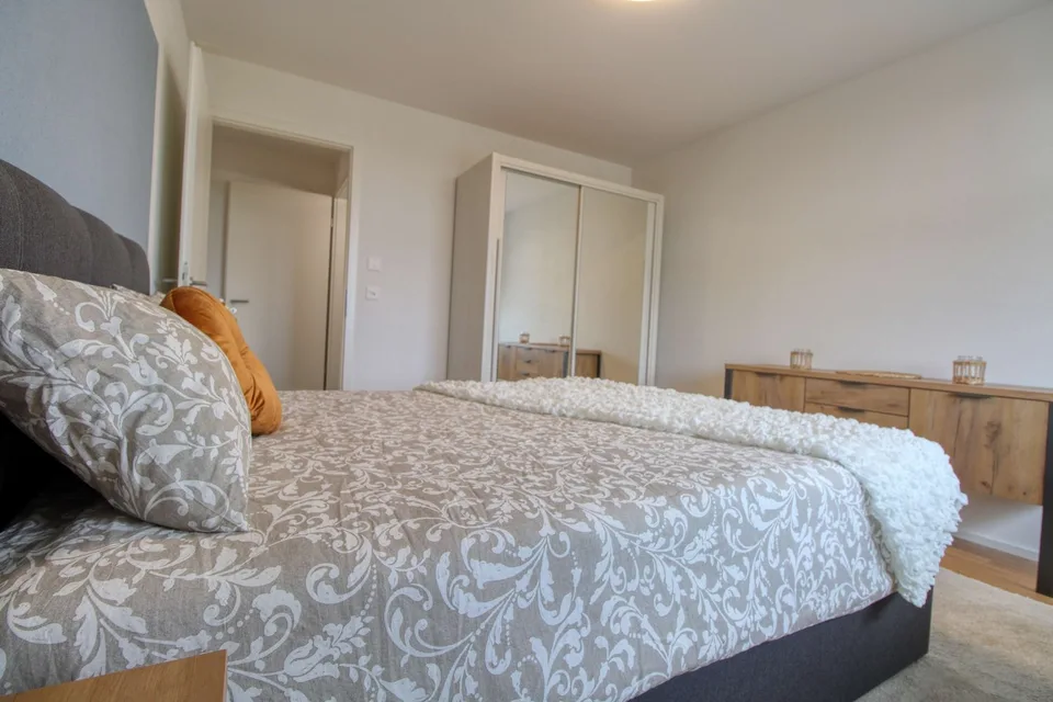 Appartement vivant spacieux à Crissier avec salle de bain privée en suite.