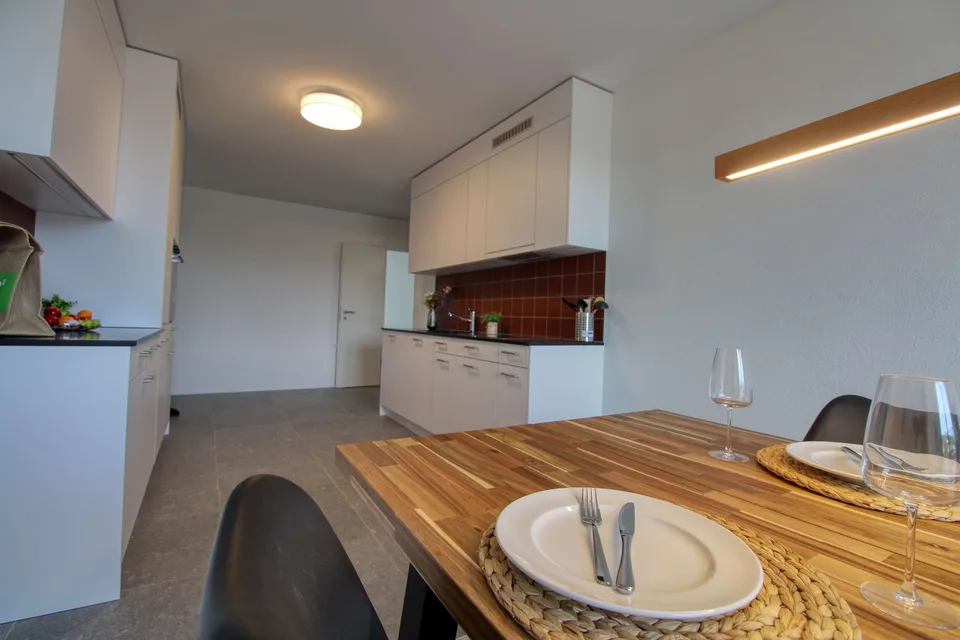 Appartement vivant spacieux à Crissier avec salle de bain privée en suite.