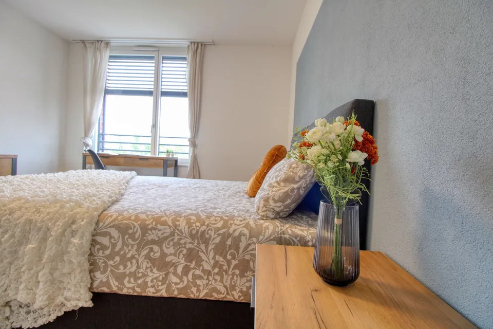 Appartement vivant spacieux à Crissier avec salle de bain privée en suite.