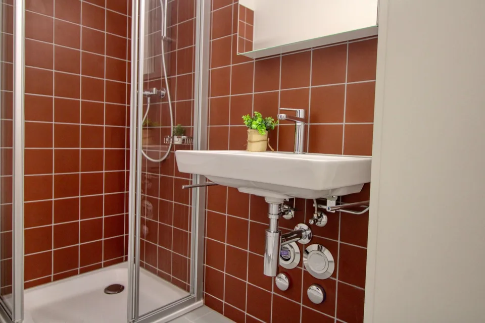 Appartement vivant spacieux à Crissier avec salle de bain privée en suite.