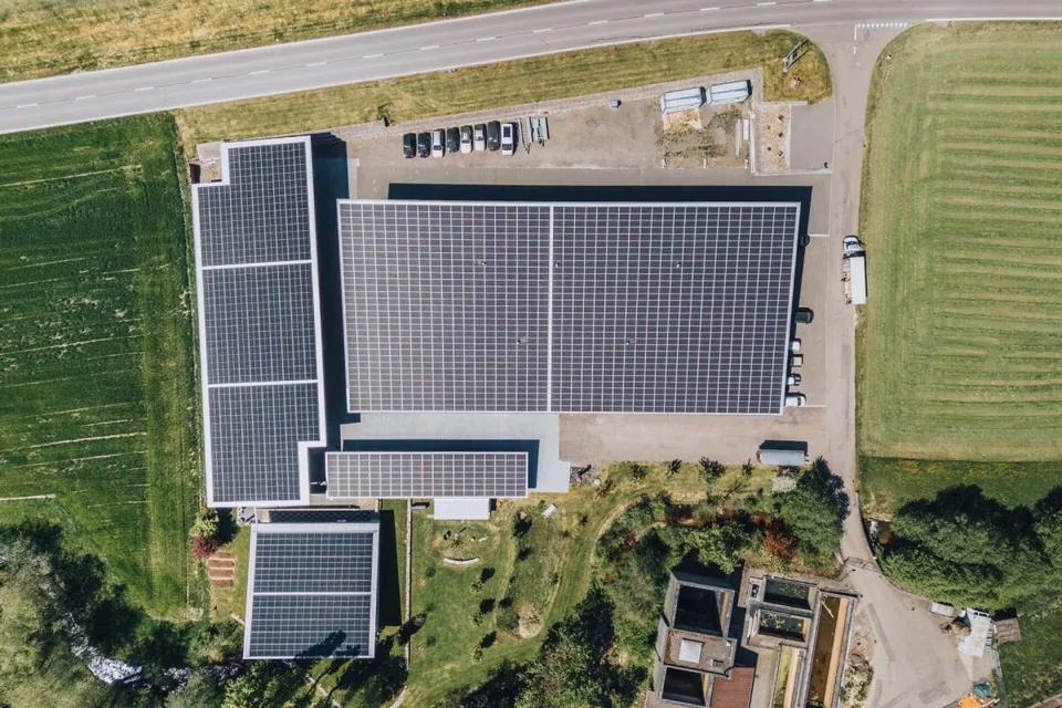 Aree commerciali e produttive polivalenti con grande impianto PV a Rotbach – foto 10 di 24
