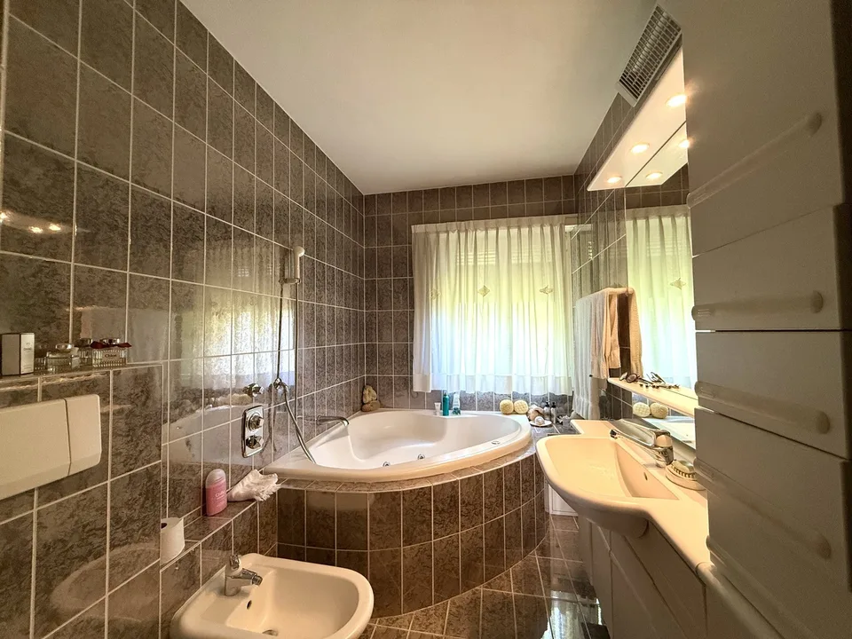 Dachgeschoss 5 Zimmer mit Seeblick – Foto 9 von 13