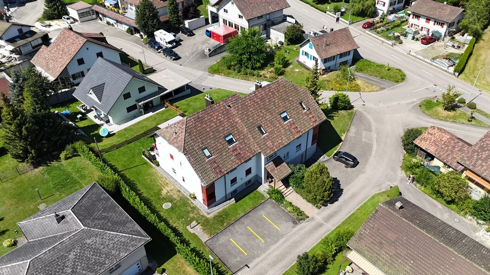 Casa di 6 famiglie attraente con garage – proprietà di investimento solida a Ramiswil – foto 2 di 17