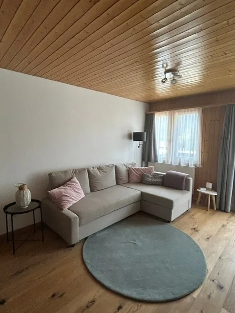 Appartamento accogliente di 2.5 locali con balcone e bella vista a Lax