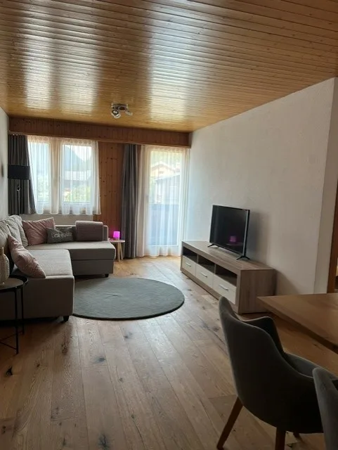 Appartamento accogliente di 2.5 locali con balcone e bella vista a Lax