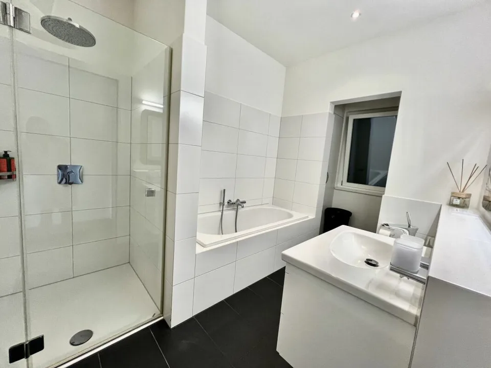 Elegance: Exklusive möblierte 3,5-Zimmer-Wohnung mit Rigi und Seeblick