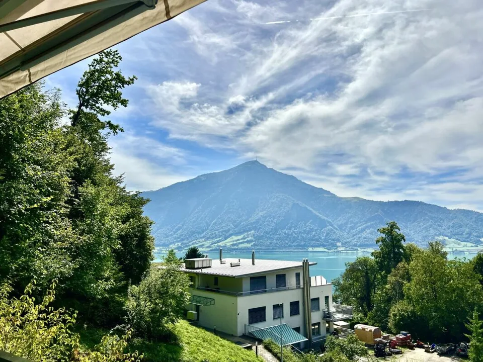 Elegance: Exklusive möblierte 3,5-Zimmer-Wohnung mit Rigi und Seeblick