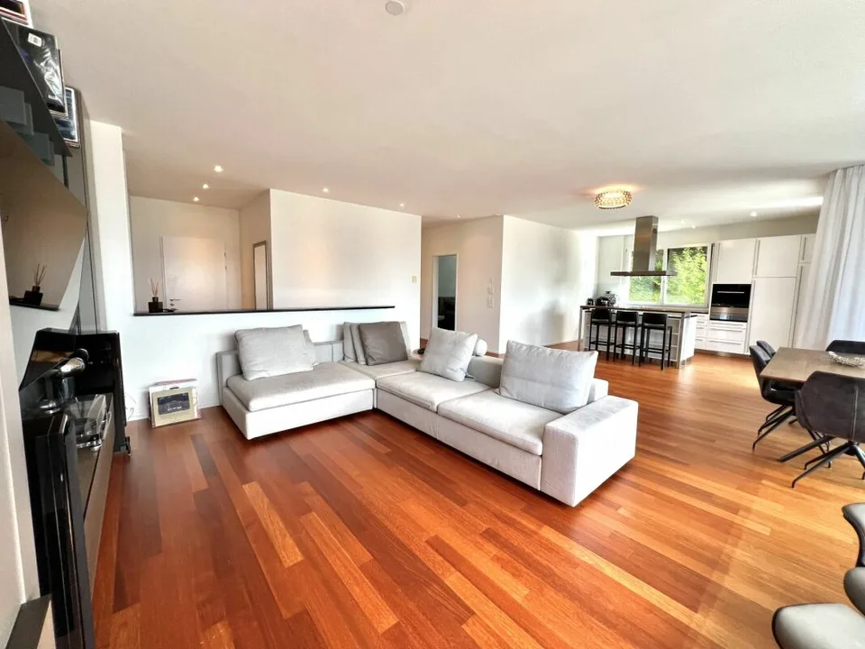 Elegance: Exklusive möblierte 3,5-Zimmer-Wohnung mit Rigi und Seeblick