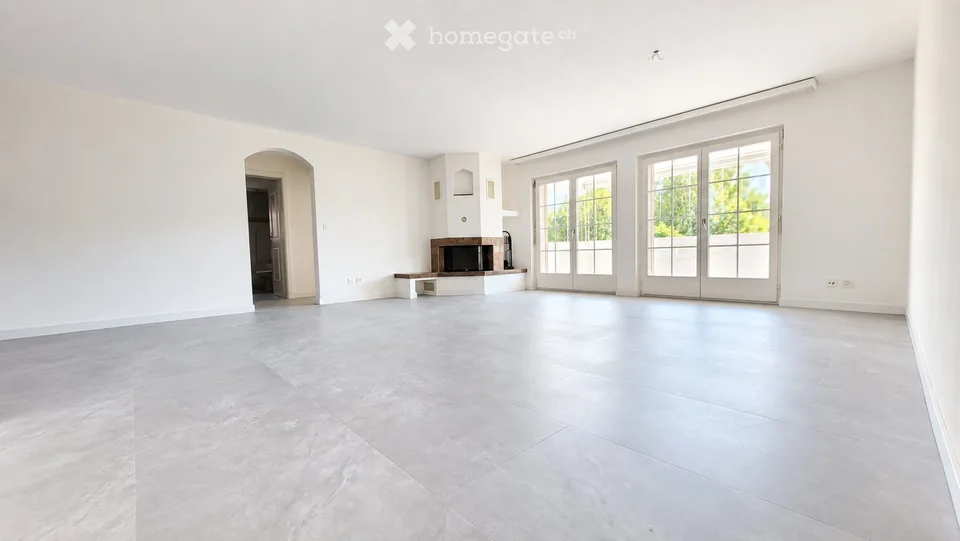 Appartement de 3½ pièces fraîchement rénové avec cheminée, balcon vitré et garage à Altnau TG