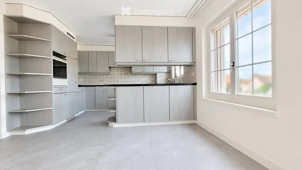 Appartement de 3½ pièces fraîchement rénové avec cheminée, balcon vitré et garage à Altnau TG