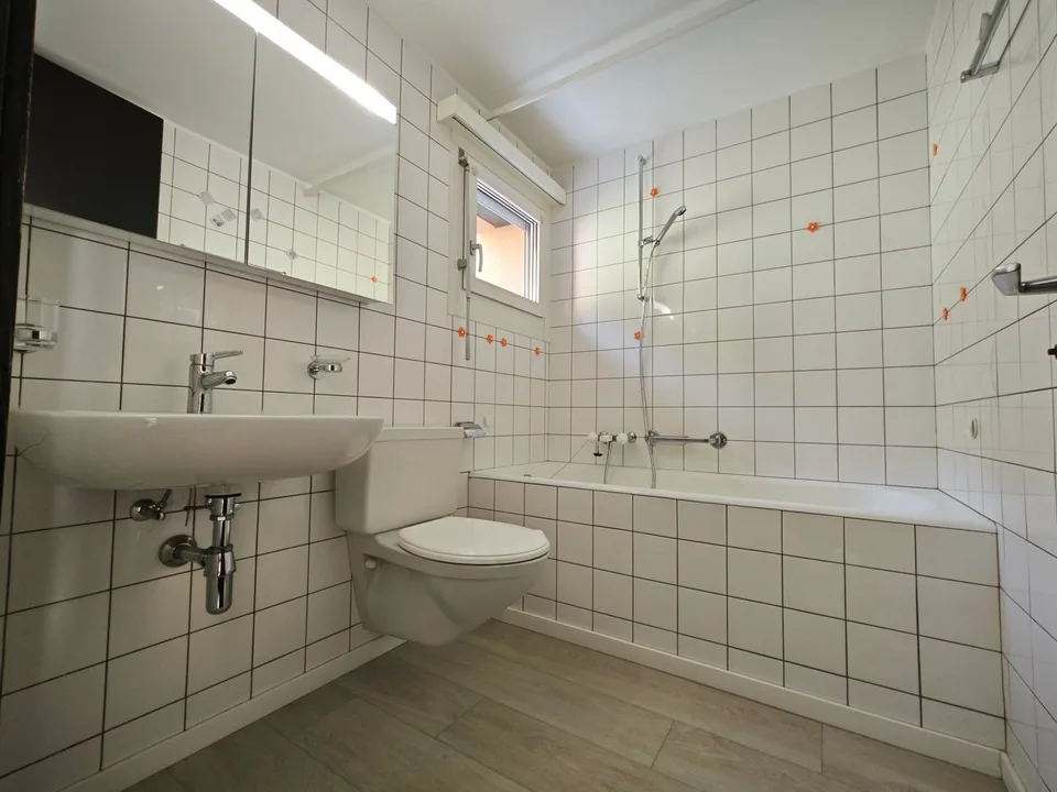 AIROLO - Helles 3.5-Zimmer-Apartment im 3. Stock mit Aufzug