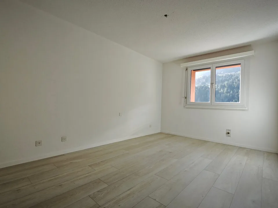 AIROLO - Helles 3.5-Zimmer-Apartment im 3. Stock mit Aufzug