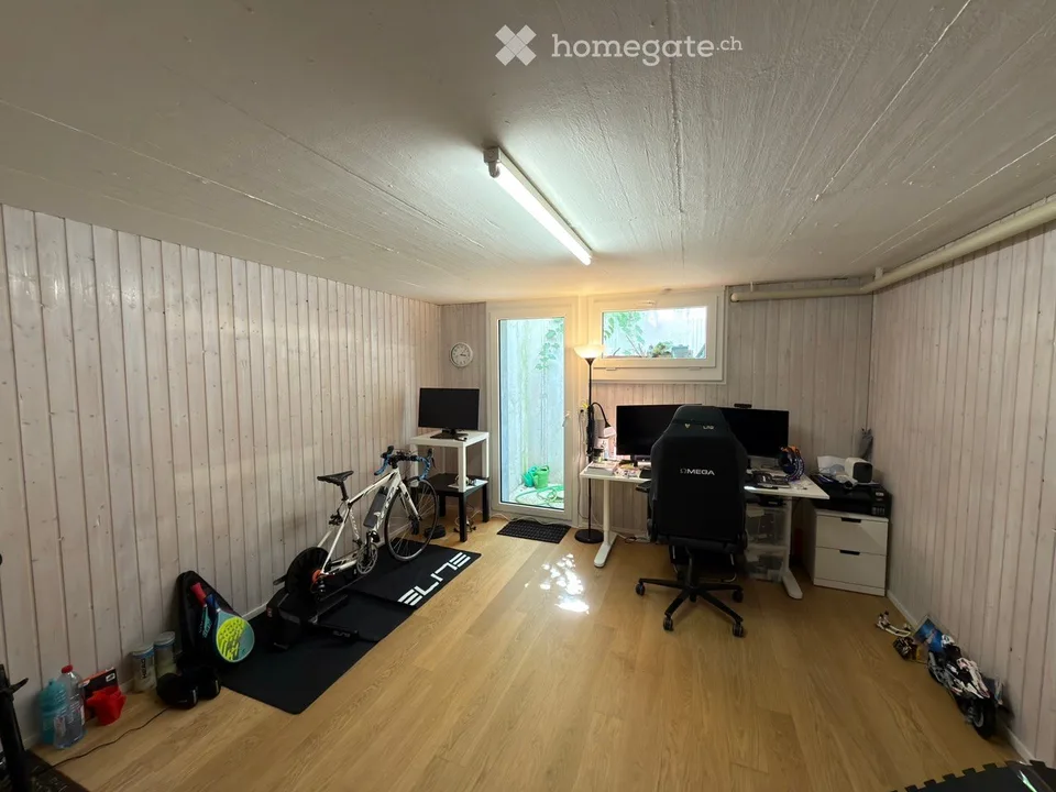 Maison de rang rénovée récemment avec jardin dans un quartier familial