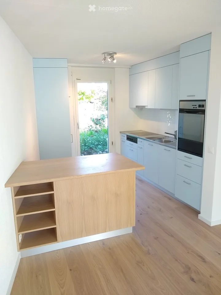 Maison de rang rénovée récemment avec jardin dans un quartier familial